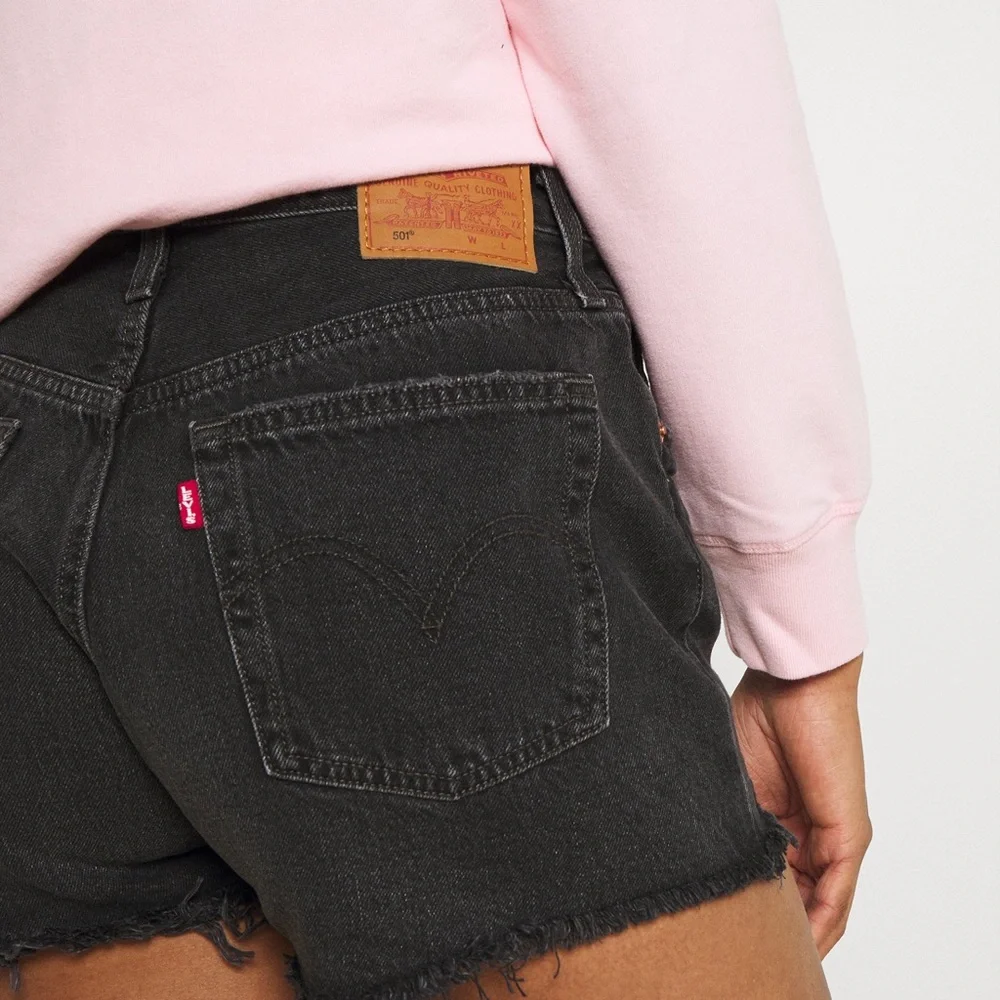 (A10) Levis Black Distressed 501 Denim Shorts, Size 31‎